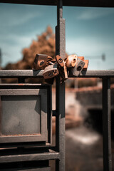 Alte rostige Schlösser, liebesschlösser von pärchen an einem Gitter über einem Fluss in Deutschland