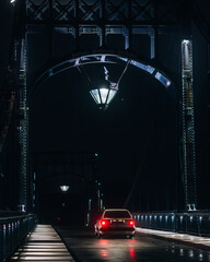 Ein alter Golf, Auto, fährt alleine über die Kaiser-Wilhelm Brücke in Wilhelmshaven. Die...