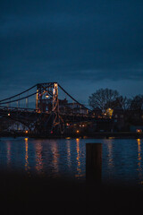 Die Kaiser-Wilhelm Brücke in Wihelmshaven bei Nacht