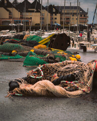 Fischernetze und Utensilien am Hafen eines französischen Hafens