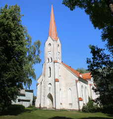 Weiße Lutherische Kirche in Mustvee am  Peipussee in Estland