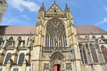 Fototapeta premium Grand portail gothique de la cathédrale de Sens en Bourgogne. France