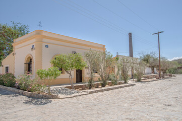 Obraz premium Cobblestone street of the town of EL TRIUNFO, in the background, a chimney called LA RAMONA. old mining town of Baja California Sur near La Paz