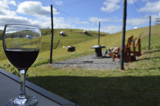 Ta&ccedil;a de vinho com vista do campo