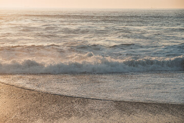 Obraz premium Sunset in the ocean by the lighthouse