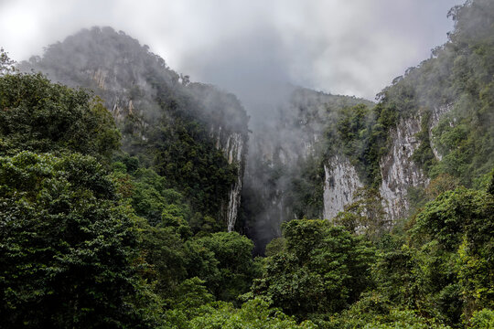 H&ouml;hleneingang im Dschungel von Borneo