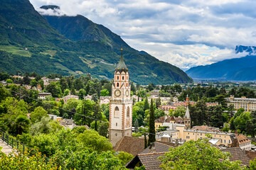 Meran, Altstadt, St. Nikolaus, Pfarrkirche, Tappeiner Promenade, Spazierweg, Rosengarten, Aussicht, Palmen, Weinberge, Vinschgau, S&uuml;dtirol, Italien, Fr&uuml;hling, Sommer