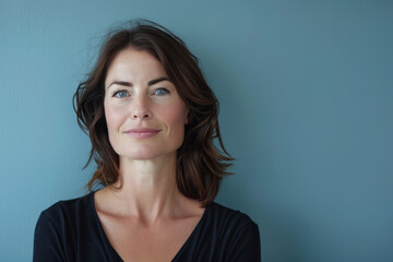 Obraz premium A close up portrait of a woman with a subtle smile