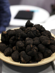 trufas negras naturales en el mercado