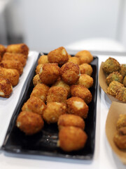 croquetas crujientes recién sacadas de la freidora