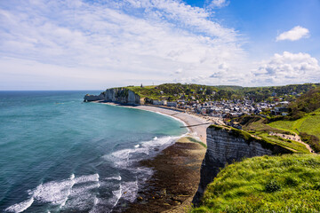 Les Falaises d' Étretat en Normandie © Gerald Villena