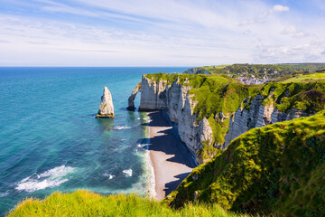 Les Falaises d' Étretat en Normandie © Gerald Villena