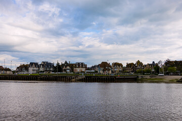 Obraz premium Entrée du port de Deauville et Trouville en Normandie