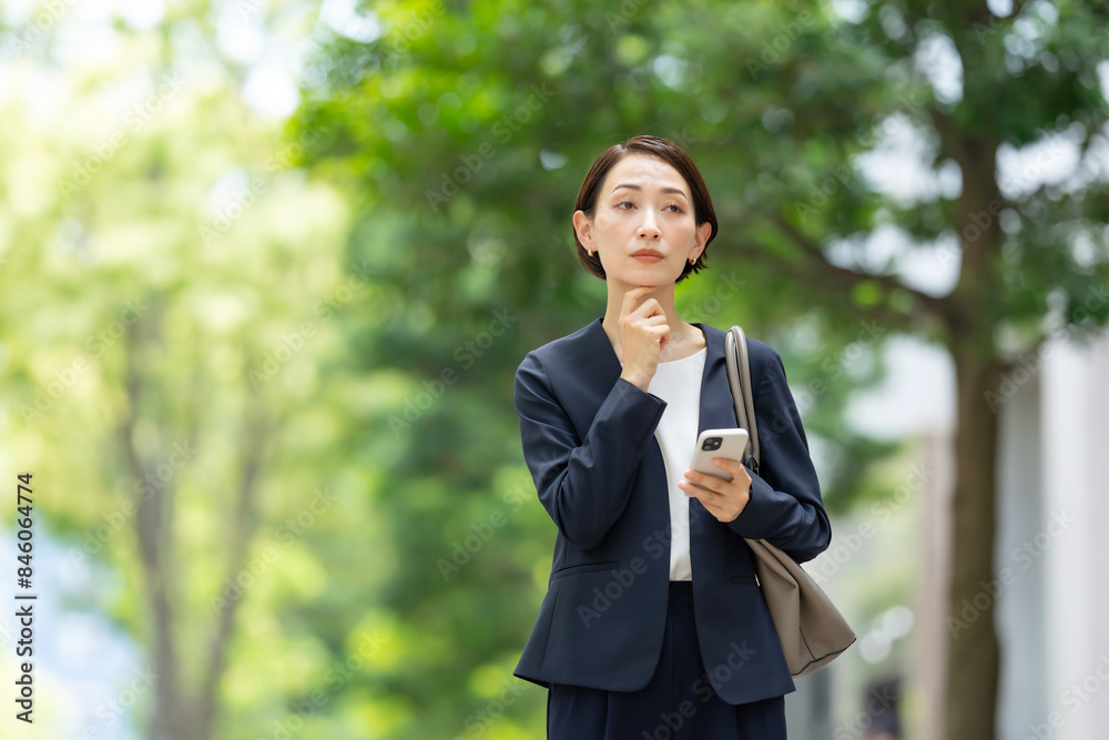 Poster スマートフォンを持つ悩むビジネス女性