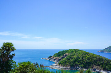 Naklejka premium 青空と青い海が美しい岬の風景