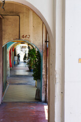 アーチ型の天井が続いたおしゃれな雰囲気の廊下