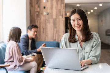 カフェで仕事をする若いアジア人ビジネスウーマン（パソコン・テレワーク・ノマドワーカー・副業・編集）
