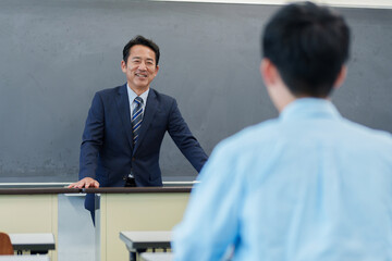 先生の授業を聞く生徒