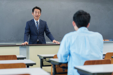 先生の授業を聞く生徒