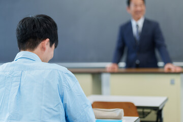 先生の授業を聞く生徒