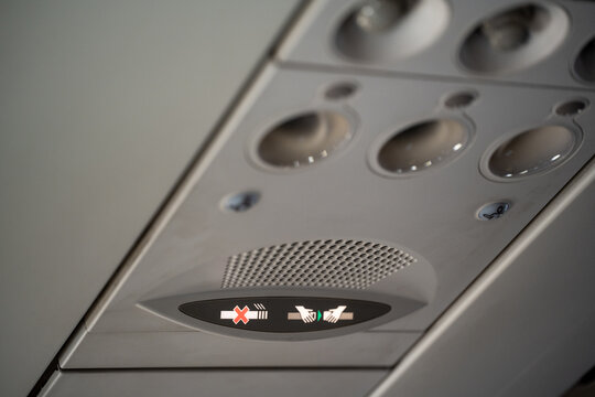 se&ntilde;ales de no fumar y abroche sus cinturones en un avi&oacute;n