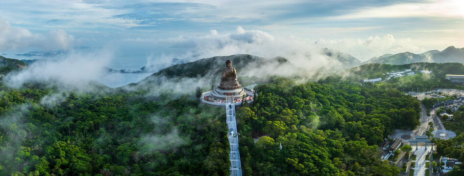 Tian Tan Buddha.
