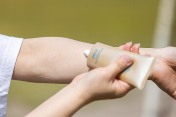 日焼け止めを塗る女性　Sunscreen