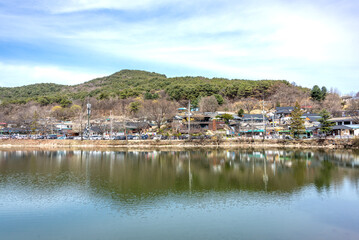 봄이 오는 청주 산성마을의 호숫가 풍경-Lakeside scenery of Sanseong Village in Cheongju as spring arrives