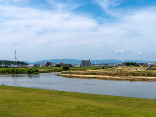 Fototapeta premium 大阪府柏原市を流れる大和川と石川の合流点