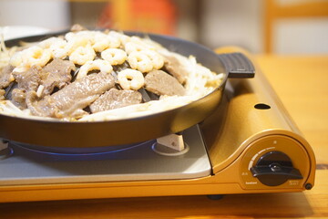 自宅の食卓を家族で囲んでジンギスカン