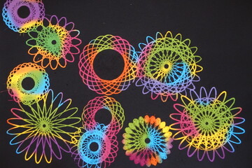 スピログラフ定規で幾何学模様を描いたスクラッチアート