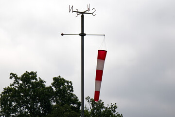 Obraz premium Windsock pointing the wind indicating wind strength and direction.
