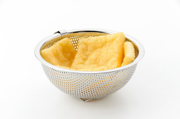 ステンレスザルに入った油揚げ