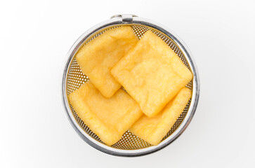 ステンレスザルに入った油揚げ