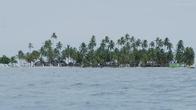 Hermosa isla tropical con palmeras junto al mar Caribe, Guna Yala, Panam&aacute;.