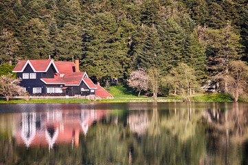 Obraz premium Wooden lake house inside forest in Golcuk National Park, Bolu, Turkey
