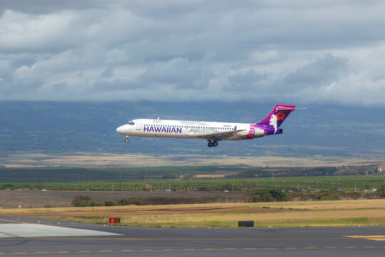 Hawaiian Airlines Boeing 717-200 Landing at Kahului International Airport, Maui, Hawaii