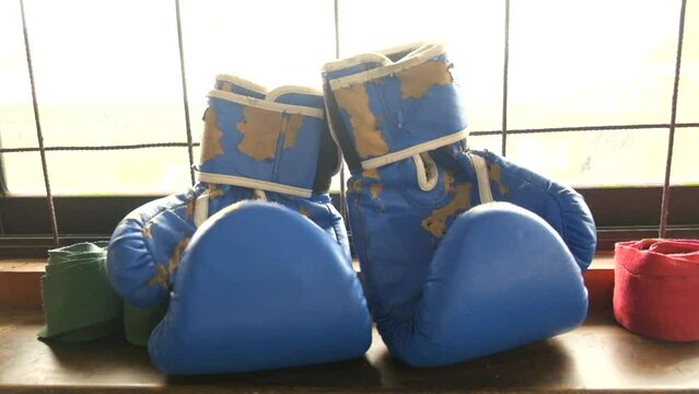 guantes viejos de boxeo