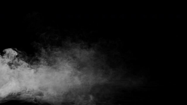 Machine &agrave; fum&eacute;e blanche sur fond noir 4K 60fps