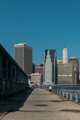 Obraz premium Urban landscape of New York with a scenic view of skyscrapers under clear blue skies