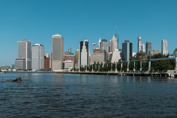 Naklejka premium Scenic view of New York City skyline from the waterfront on a sunny day