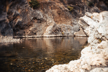 Paraje de Río. Charca. Piedra y curso del agua.