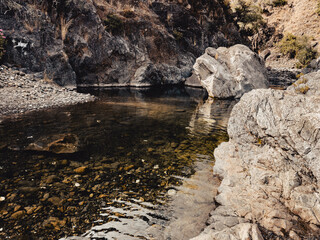 Paraje de Río. Charca. Piedra y curso del agua.
