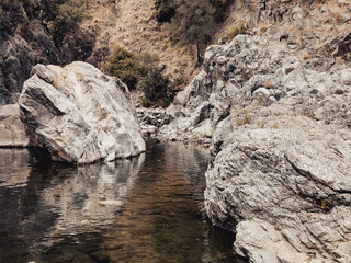 Paraje de Río. Charca. Piedra y curso del agua.