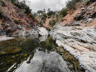 Paraje de Río. Charca. Piedra y curso del agua.