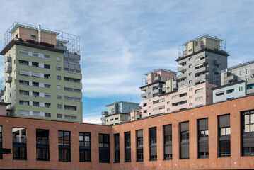 Fototapeta premium Architettura. Unità abitative in palazzi della periferia della città di Torino (Italia).