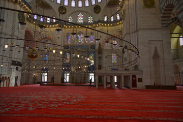 Obraz premium Interior of Suleymaniye Mosque with ornate arches and hanging lanterns. Istanbul, Turkey