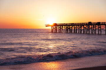 Fototapeta premium Sunrise over an ocean pier