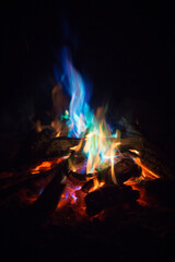 the fire is burning brightly at night in the dark time