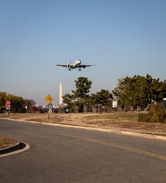 American Airlines plane landing at Ronald Regan-National Airport
